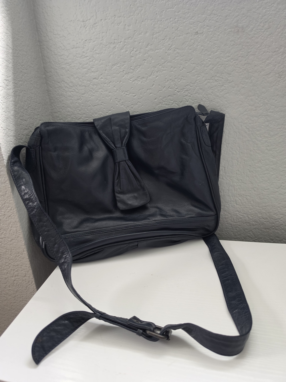 Vintage Women's Navy Blue Leather Bow-Accent Crossbody Bag